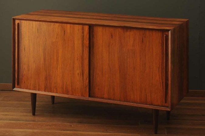 Un buffet vintage en bois aux lignes épurées, idéal pour transformer un vieux meuble en pièce maîtresse contemporaine.