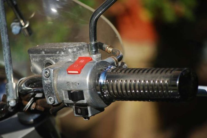 Gros plan sur le commodo et le pare-brise Yamaha d'une moto équipée.
