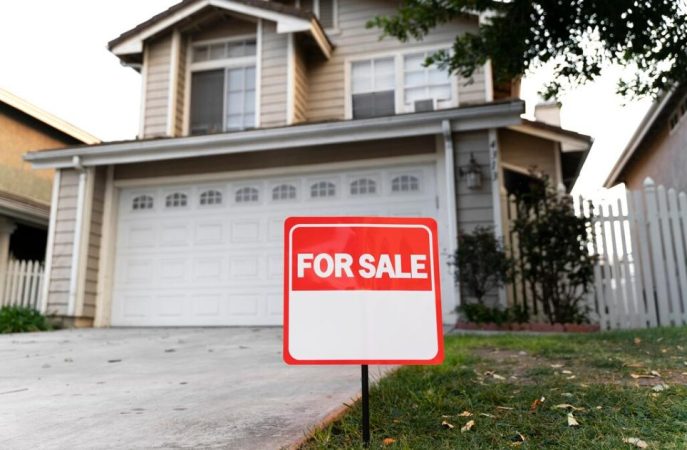 Maison familiale à vendre avec panneau devant l'allée face au blocage credit taux usure immobilier.